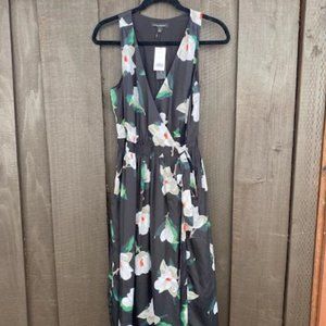 Banana republic summer wrap dress mid length, size 6 never been worn.